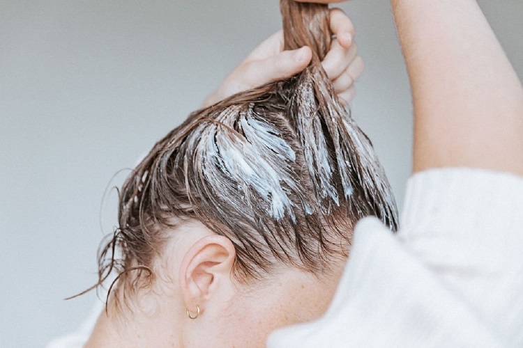 Hãy cùng xem đoạn video pha thuốc nhuộm tóc với dầu xả để biết cách tạo hiệu ứng óng ả và mượt mà cho mái tóc của bạn. Với sự kết hợp này, tóc sẽ không chỉ được nhuộm màu đẹp mà còn được chăm sóc sâu bên trong từng sợi tóc.