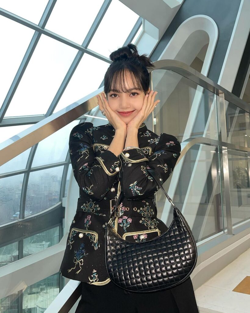 STYLE OF BLΛƆKPIИK в Instagram jenniebarcn gifts to Jennie FULL  COLLECTION blackpink jennie jenniestyle jendukie in 2023  Chanel  brand Vintage earrings Flap bag