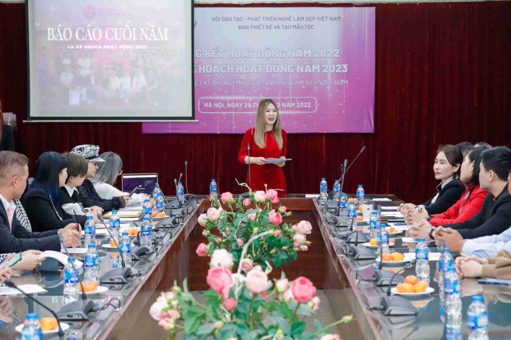 Bà Văn Thị Minh Phương báo cáo về các hoạt động của Ban trong năm 2021 - 2022